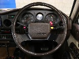 NARDIを装備することも可能ですが、純正ステアリングの状態が良好でしたのでそのままでのご案内です。