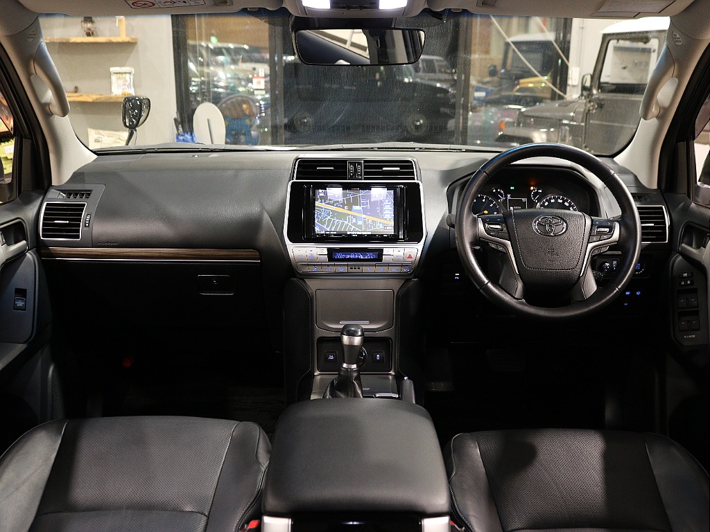 運転席周りを後部座席から見ているような視点になればと撮影に注力いたしました。お客様が実物を見ているような感覚になれば幸いです