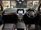 運転席周りを後部座席から見ているような視点になればと撮影に注力いたしました。お客様が実物を見ているような感覚になれば幸いです