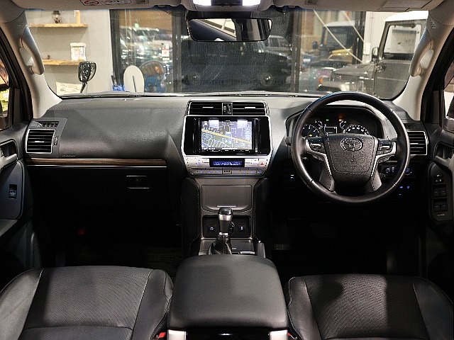 運転席周りを後部座席から見ているような視点になればと撮影に注力いたしました。お客様が実物を見ているような感覚になれば幸いです