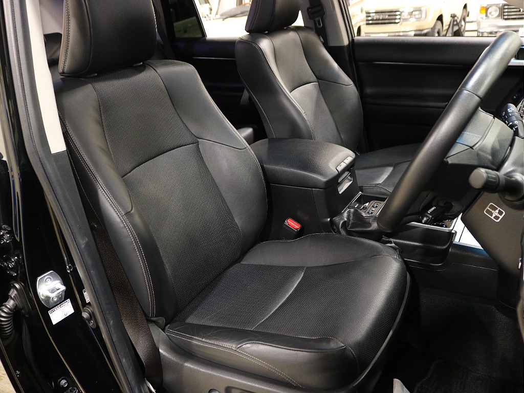 運転席シートは特に使用感が出る部分ですが、使用感は少ないです！