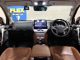運転席周りを後部座席から見ているような視点になればと撮影に注力いたしました。お客様が実物を見ているような感覚になれば幸いです