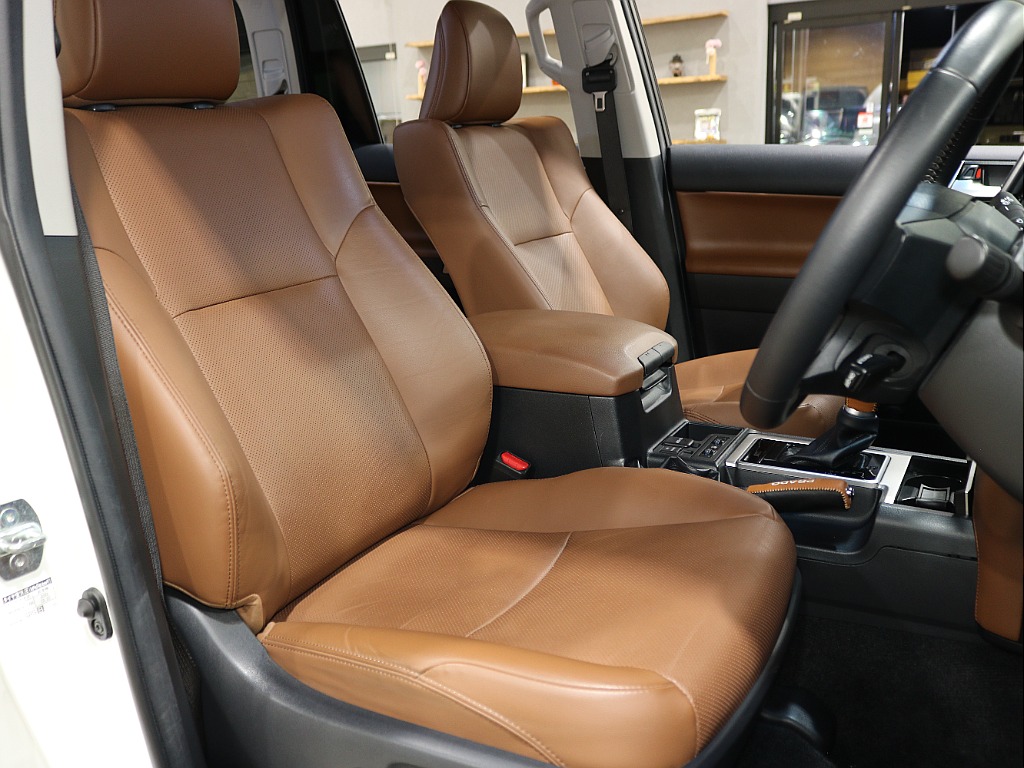 運転席シートは特に使用感が出る部分ですが、使用感は少ないです！
