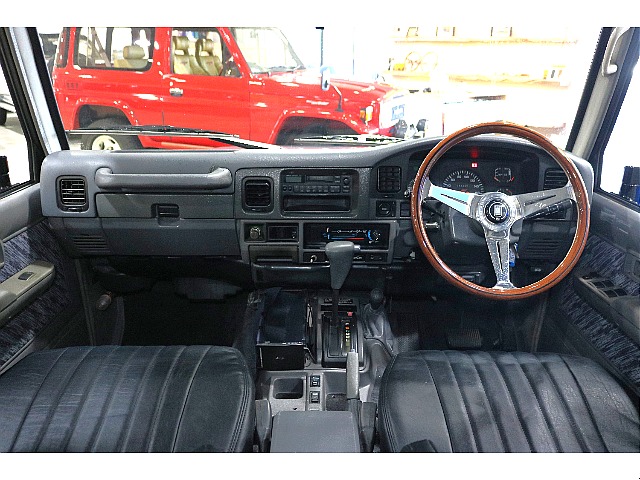 新品のシートカバーと新品のナルディステアリングを装着