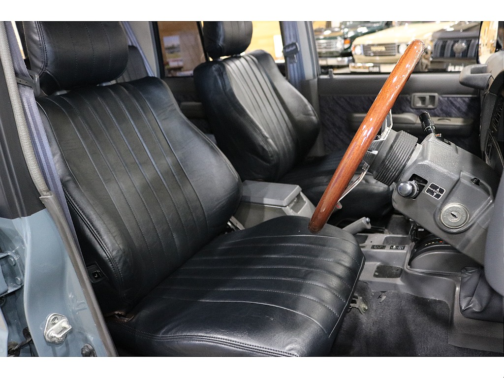 新品のシートカバーは合成皮革の物になりますので、雰囲気だけでなく扱いやすさも兼ね備えております。