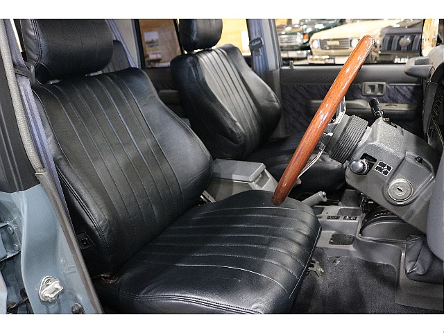 新品のシートカバーは合成皮革の物になりますので、雰囲気だけでなく扱いやすさも兼ね備えております。