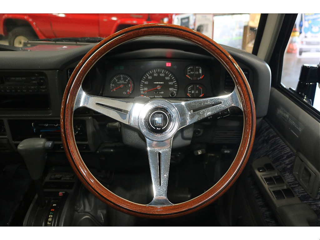 高額カスタムの新品NARDIステアリングが装備済み！