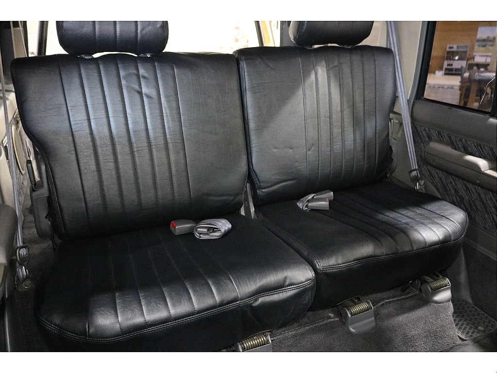 後部座席も綺麗に保たれております。