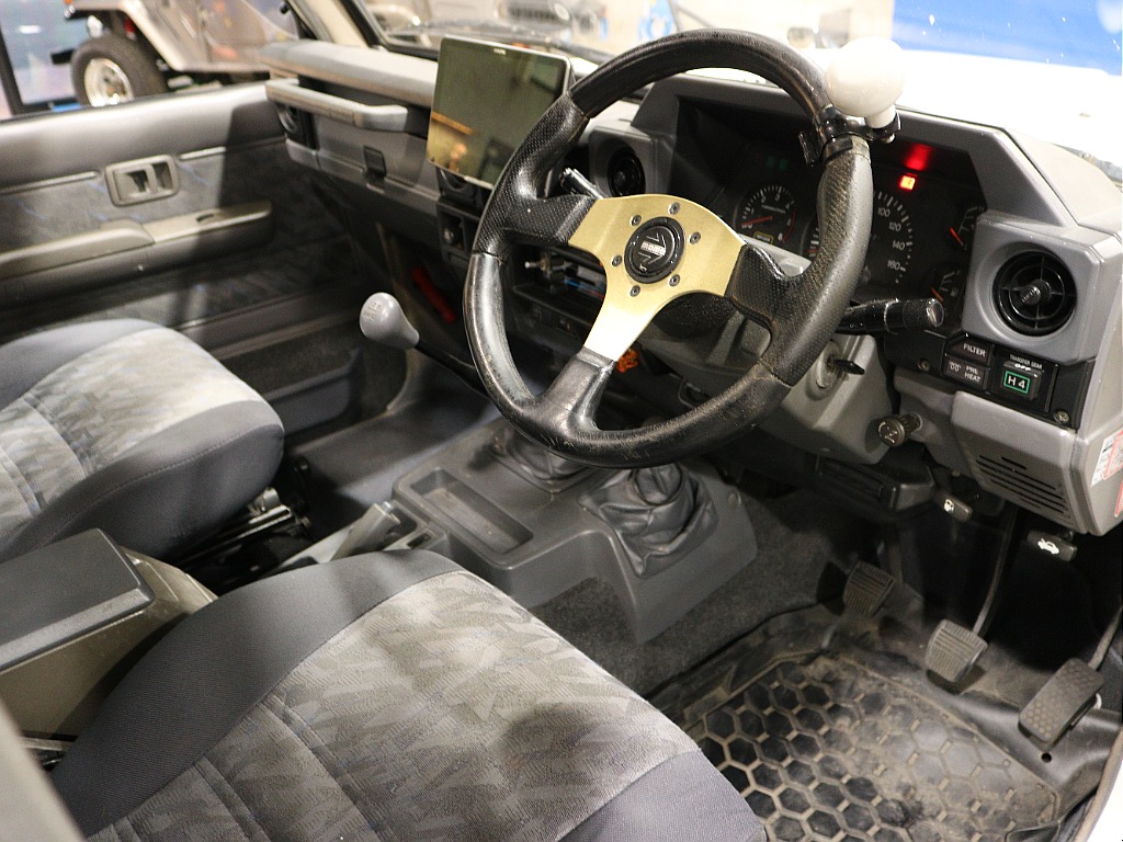 トヨタ ランドクルーザー70(3枚目)