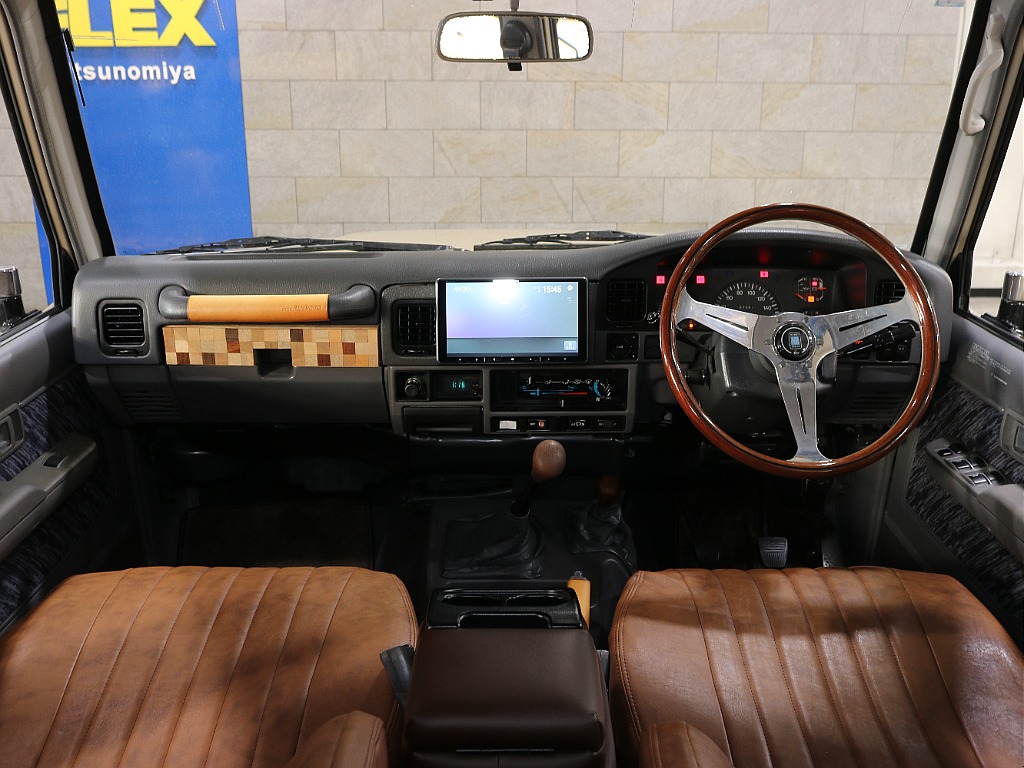 運転席周りを後部座席から見ているような視点になればと撮影に注力いたしました。お客様が実物を見ているような感覚になれば幸いです。