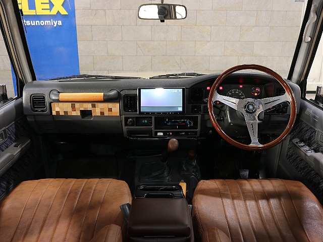 運転席周りを後部座席から見ているような視点になればと撮影に注力いたしました。お客様が実物を見ているような感覚になれば幸いです。