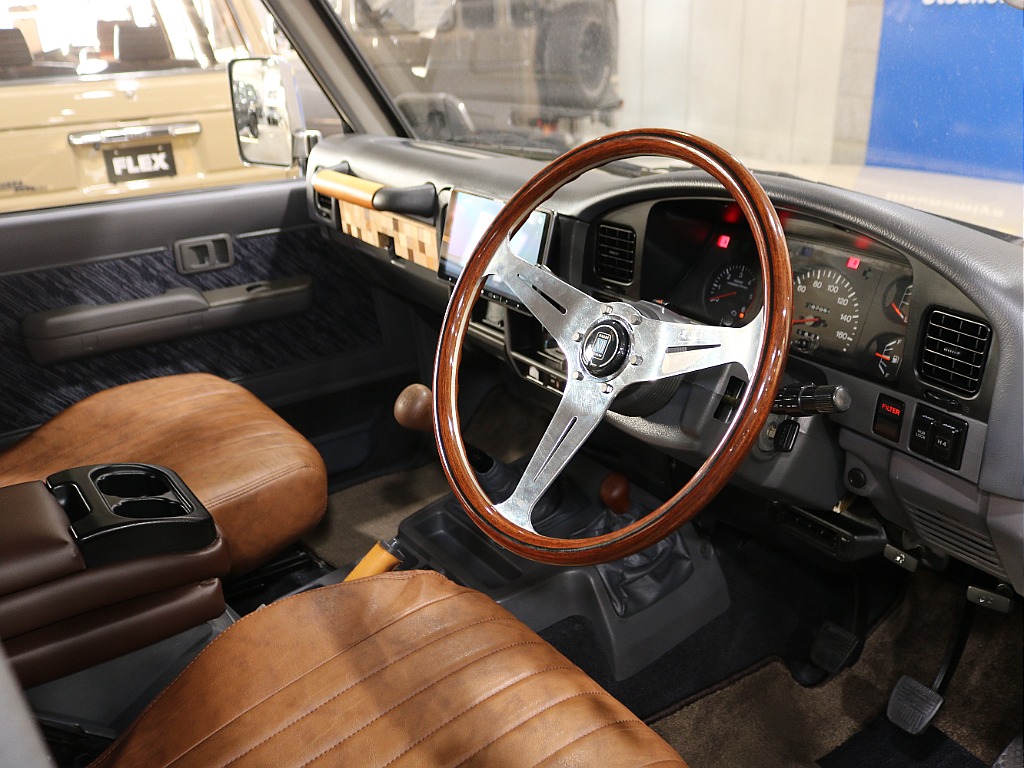 運転席に乗り込む視点に近いよう撮影に注力。グレーに比べて汚れは目立ちやすいですが、キレイに保たれております。