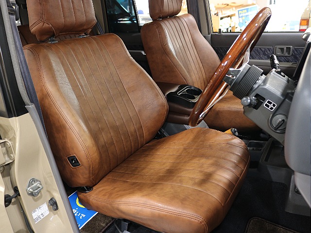 運転席シートは特に使用感が出る部分ですが、シートカバーをインストールしたことでリフレッシュされております。