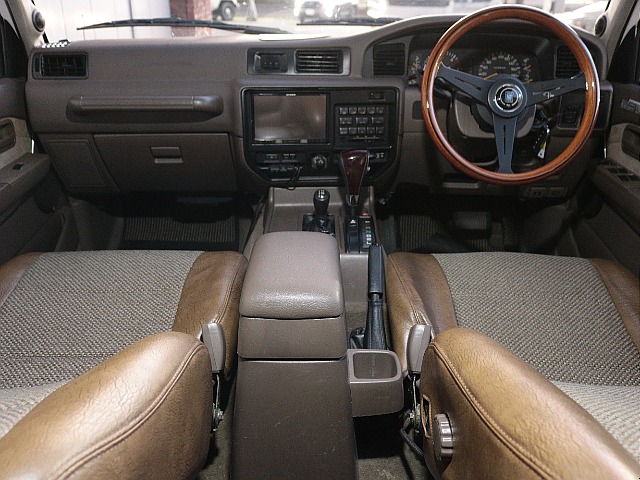 内装は茶内装×ブラウンのシートカバーで統一感のある内装です。