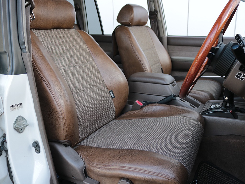 シートカバーも使用感は無く、キレイに保たれております。