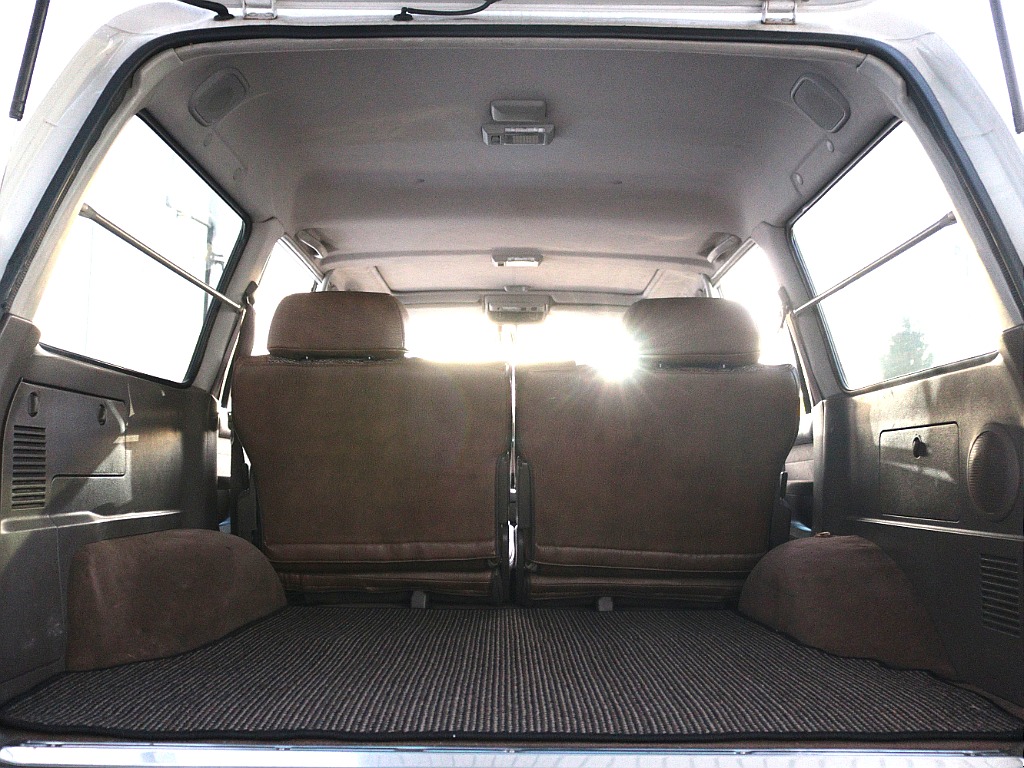 オリジナルフロアマットとラゲッジマット装備！細かいところにも気を使っております！