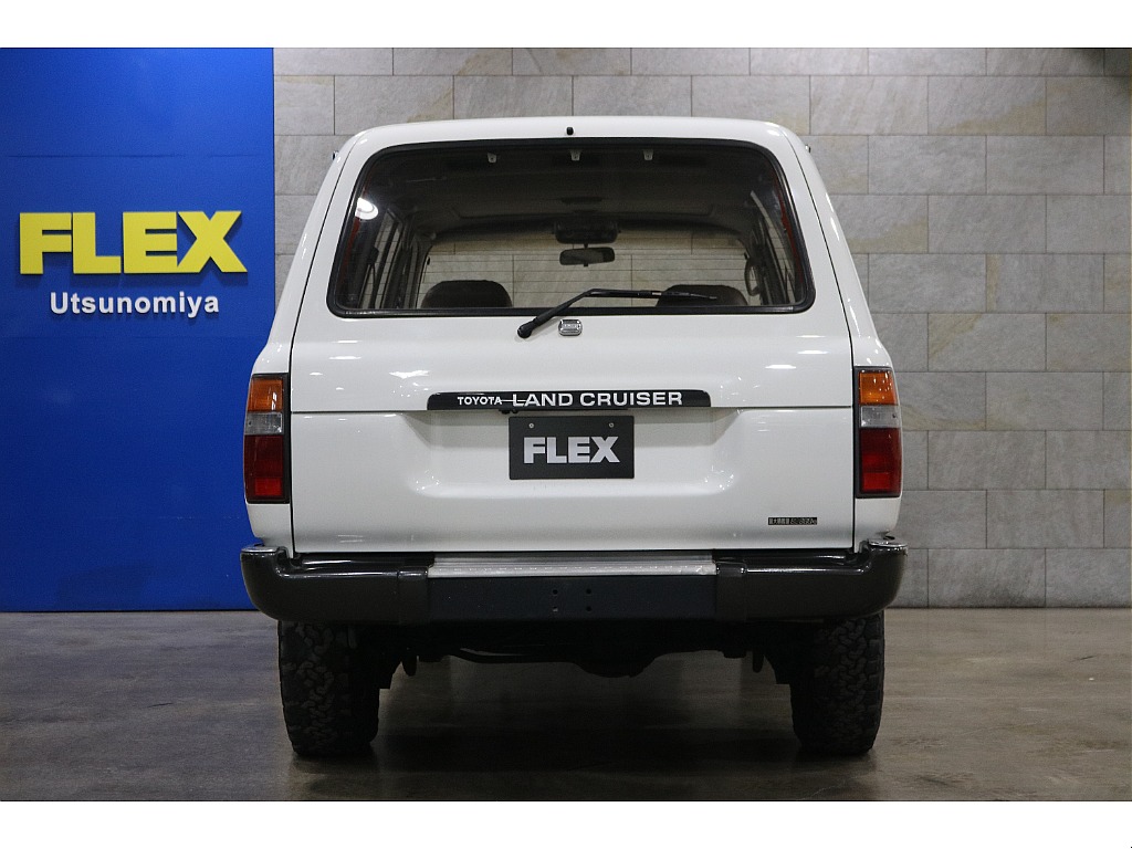 リアガーニッシュが目立ち、クラシック感を演出しております。