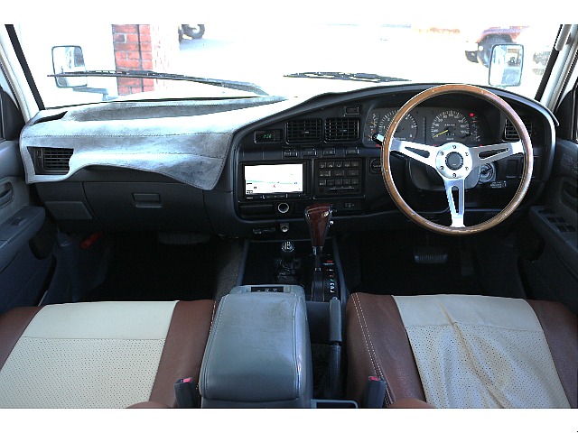 インテリアパネルはシンプルに洗練されたデザインです。