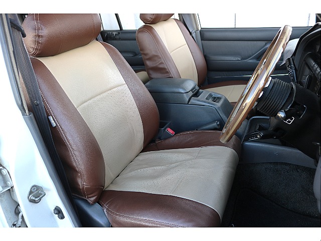 運転席、助手席は2トンのシートです！オシャレになっております！