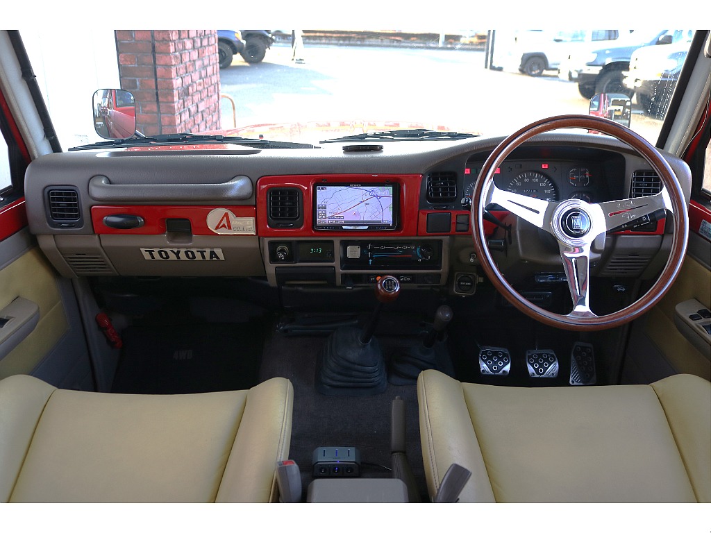 純正オプションAAR本革シートにあわせて新品のナルディステアリングを装着