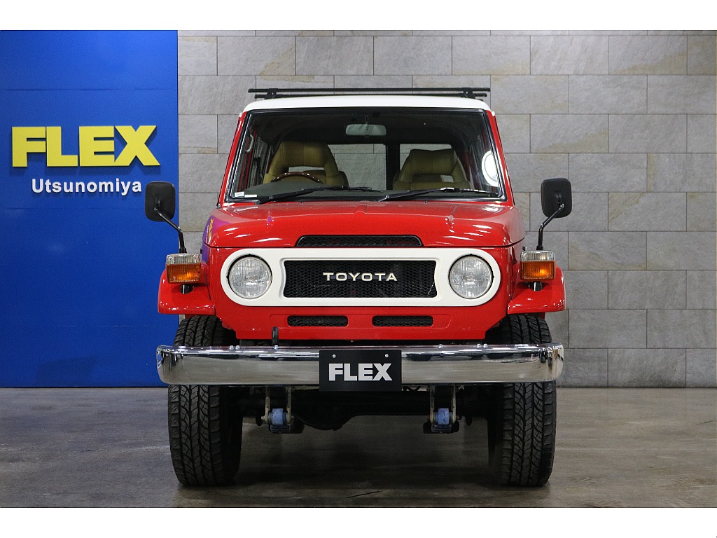 フェンダーミラーでクラシックにまとまっております。