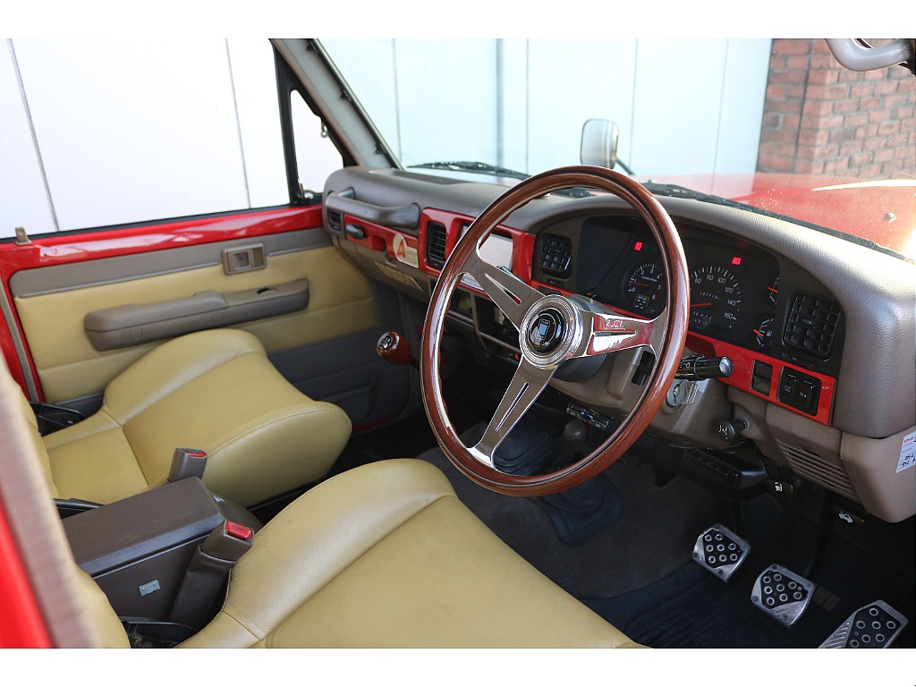 運転席から乗り込むようなイメージで撮影いたしました。