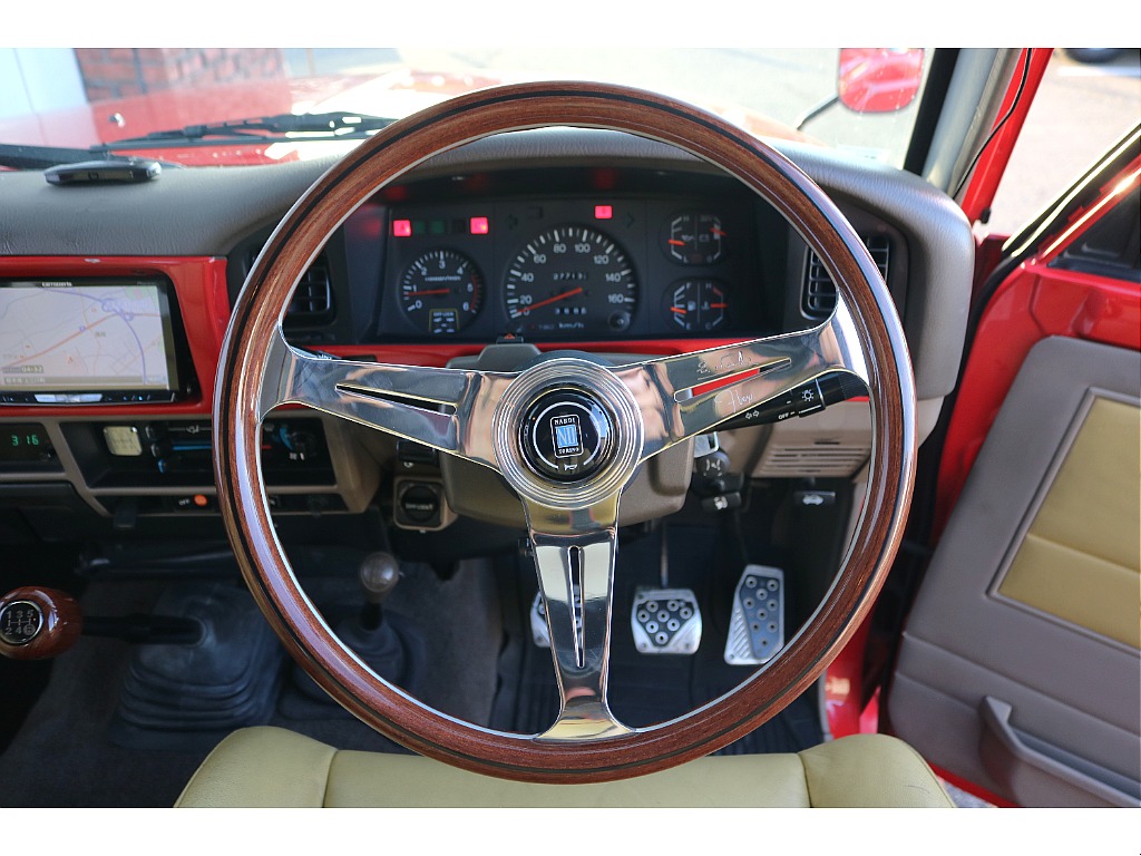 新品のナルディステアリングと新品のウッドシフトノブを装着