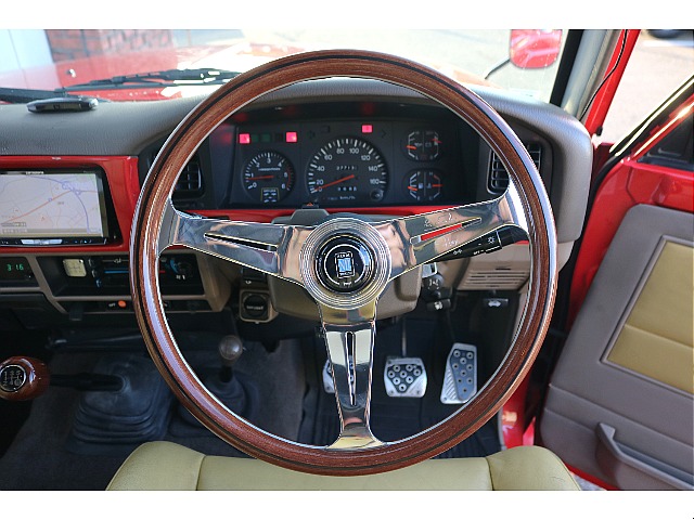 新品のナルディステアリングと新品のウッドシフトノブを装着