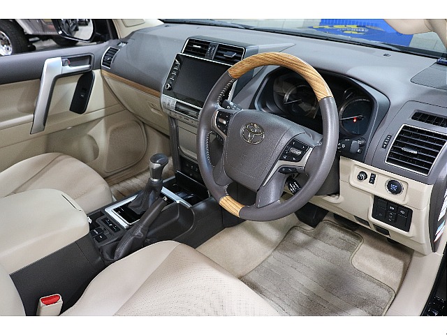 運転席に乗り込むお客様の目線に注力した画角となっており、こちらのお写真からイメージを沸かせていただけましたら幸いです。