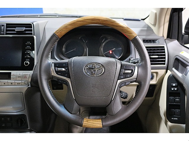 純正ウッドコンビハンドル。高級感のある内装にハマっております。