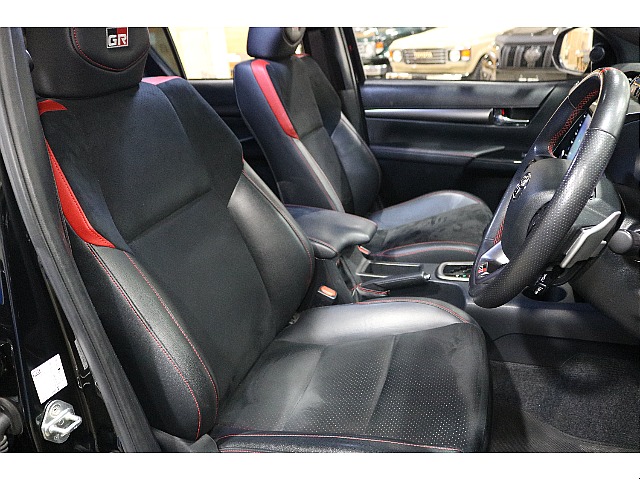 運転席シートは特に使用感が出る部分ですが、使用感は少ないです！