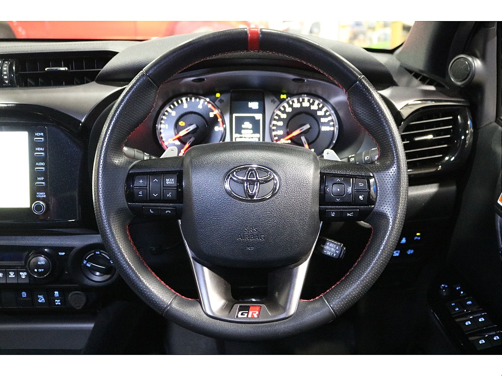 純正ステアリング！ステアリングリモコン付きですので操作も快適です！