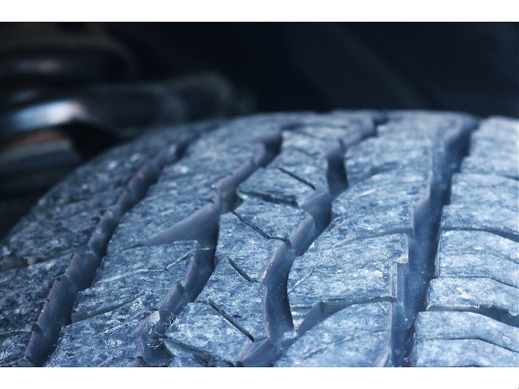 溝も半分以上残っている為そのままお乗りいただけますが、ホワイトレタータイプのものにカスタムも可能です♪