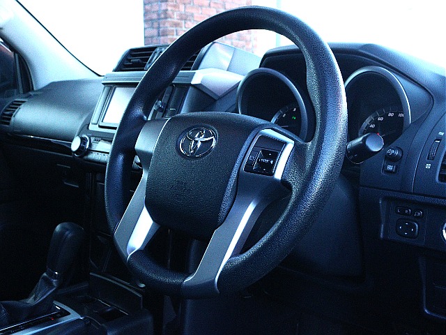 純正ステアリングの状態も良く高級感もあります！