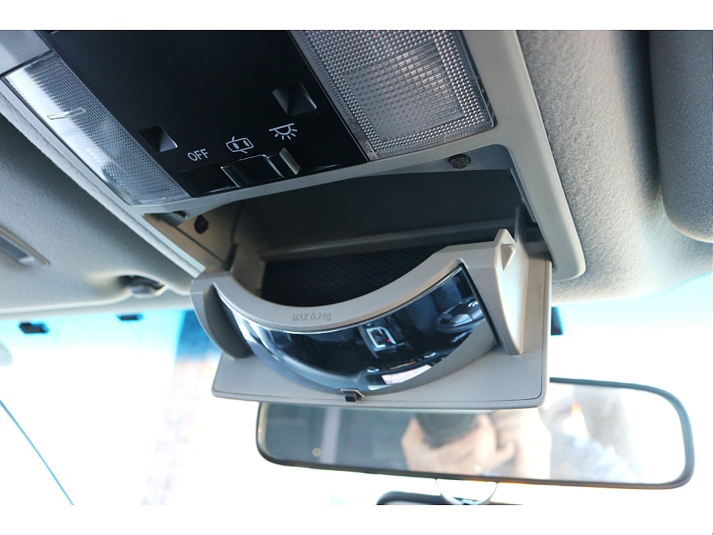 室内ミラー兼サングラスホルダーで収納もバッチリ！