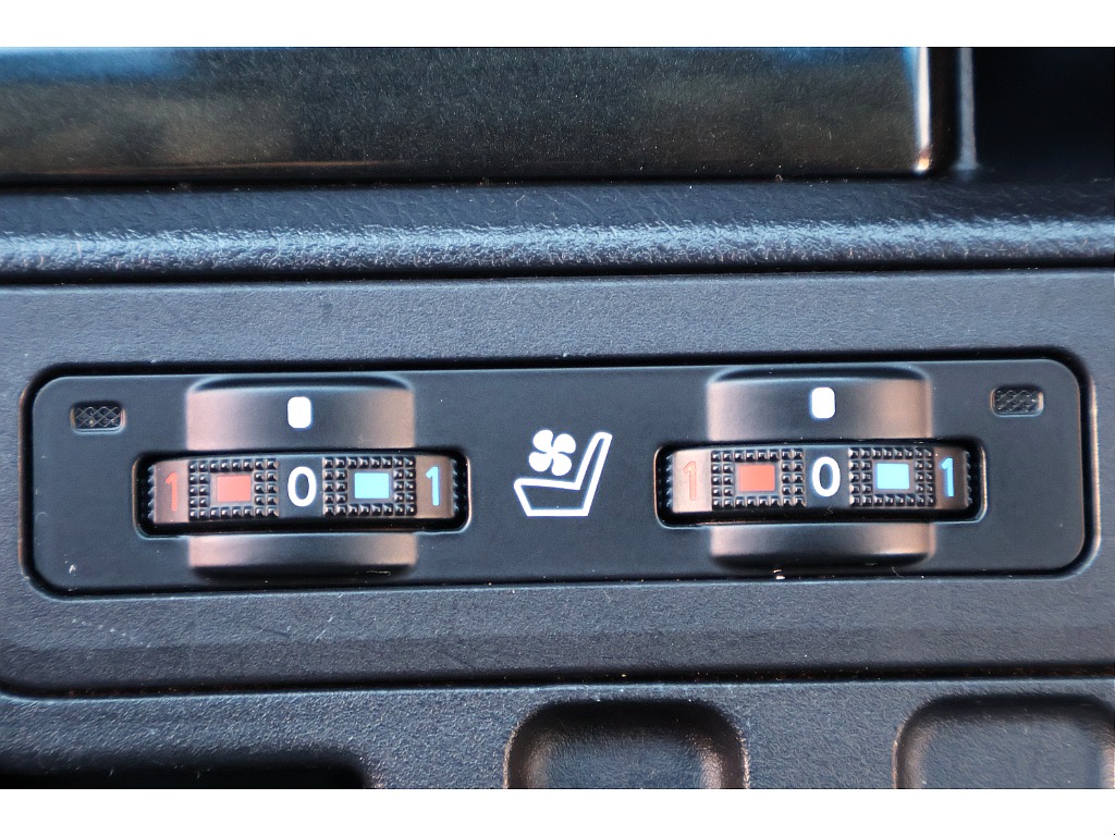 レザーシートには欠かせないシートヒーターとベンチレーター付きで１年を通して快適に過ごせます。