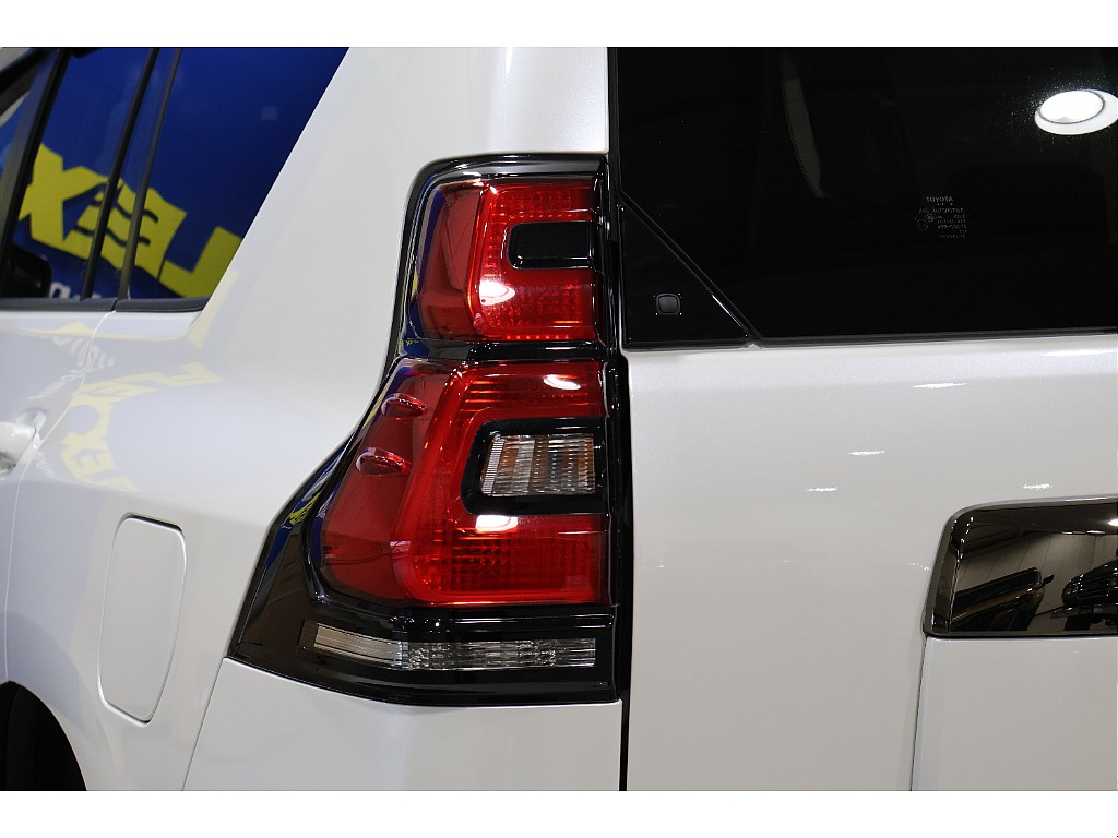 純正テールランプ※LEDテールへの変更も可能です。