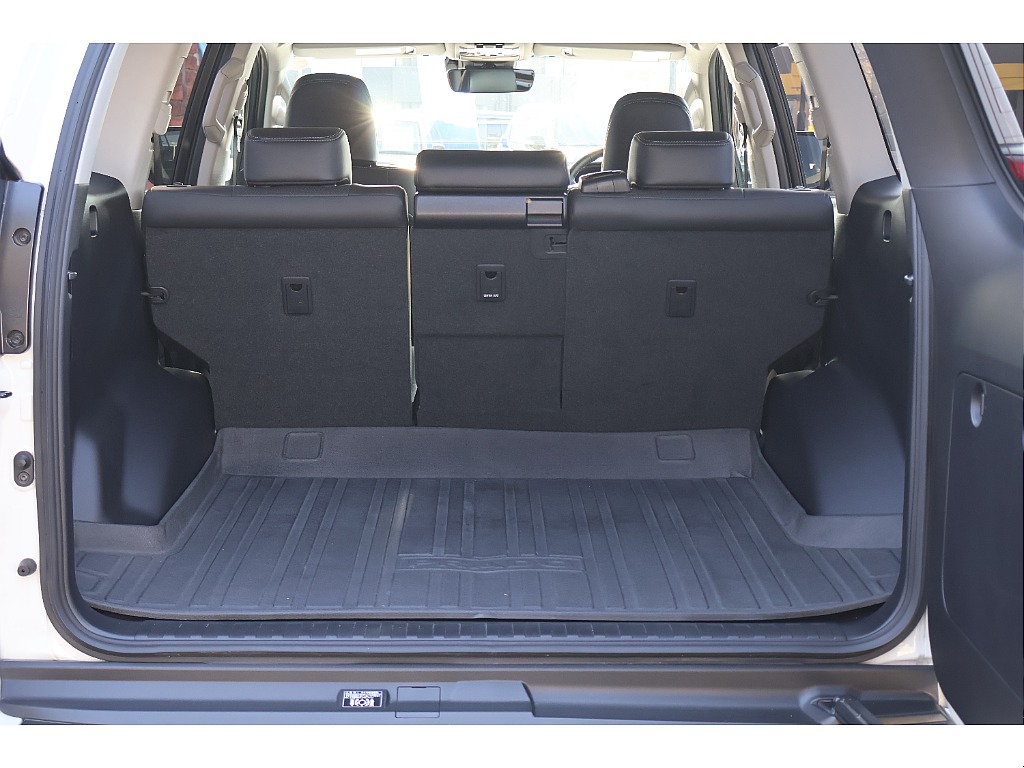 ラゲッジスペースは全てを許容してくれそうなほど広々しております！