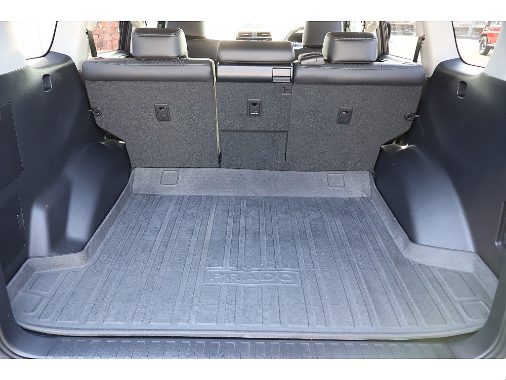 ラゲッジトレー付き