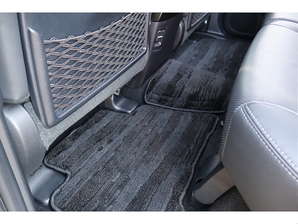 後席フロアマットは使用感ほぼ無し