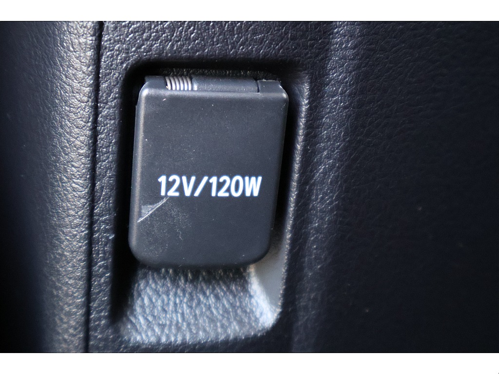 後席用のシガーソケットも装備されております