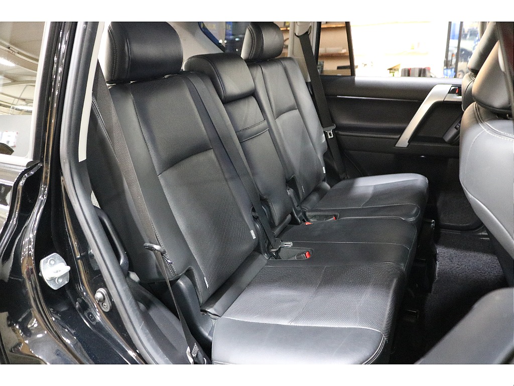 後部座席もレザーとなっており質感も良いですが、へたりも少なく柔らかめの肌触り