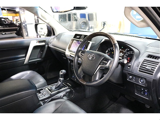 乗り込み時はこのように高級感と無骨さを兼ね備えたインテリアが迎えてくれます！