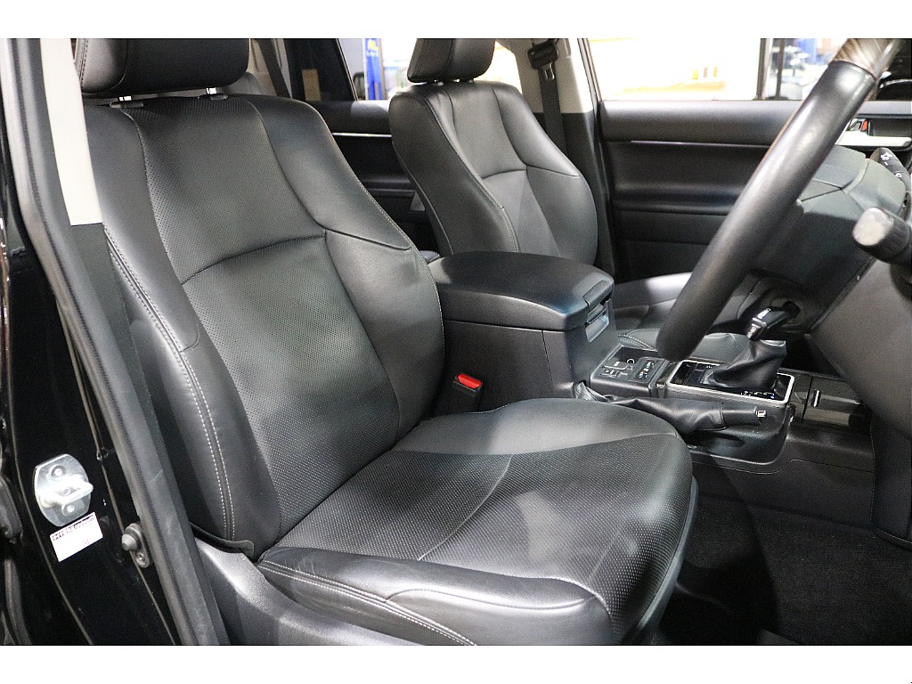 運転席シートは高級感のあるレザーで、使用感も少ないです！