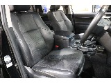運転席シートは高級感のあるレザーで、使用感も少ないです！