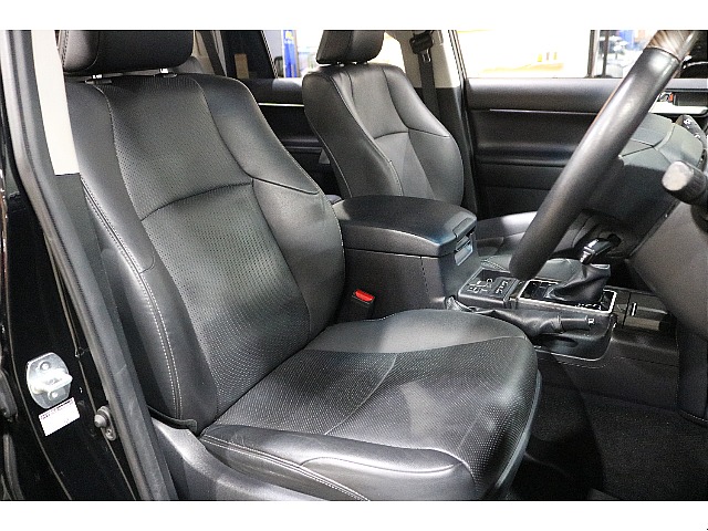 運転席シートは高級感のあるレザーで、使用感も少ないです！