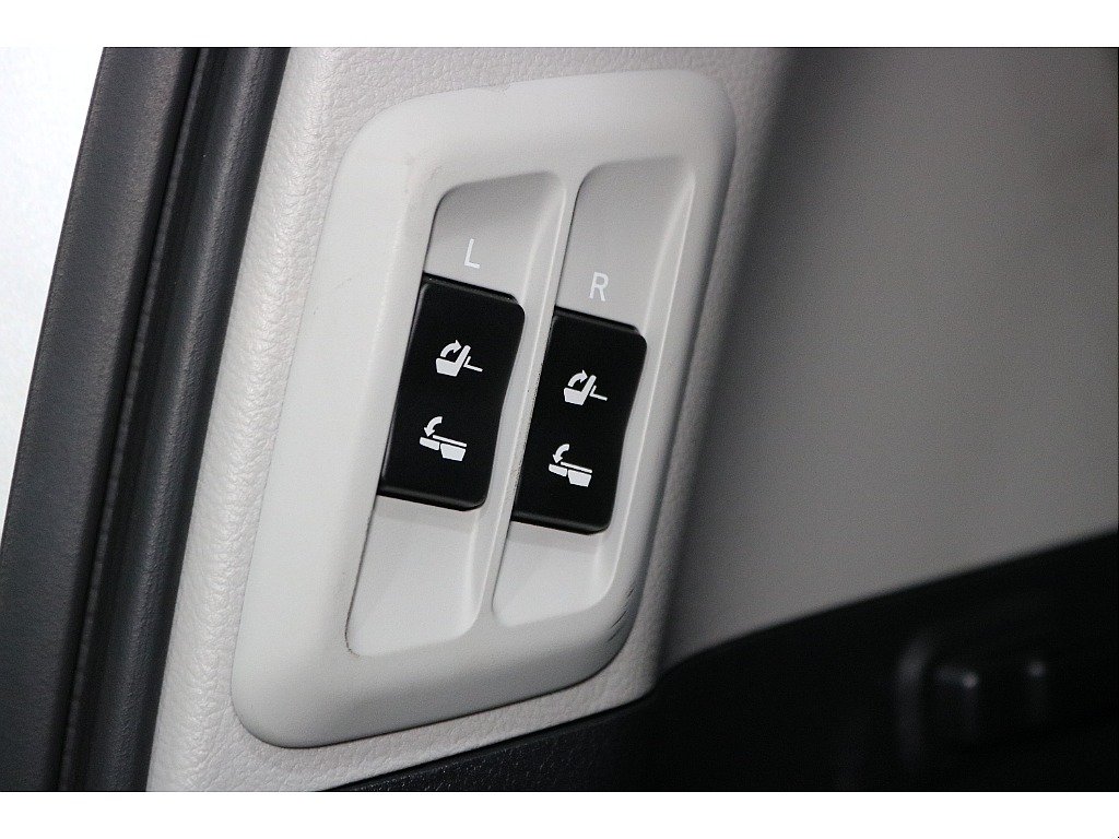 サードシートは電動にてトランク・2列目から操作可能です。