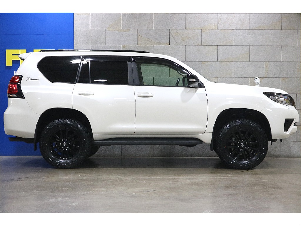 ホイール・窓・ルーフレールとブラックが所々にあり引き締まった印象に！