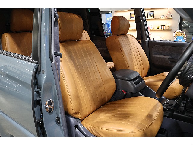 各席は新品シートカバーをキャメルで装着！