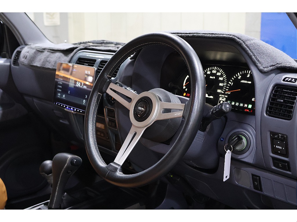 運転席乗り込み時はどこか懐かしいパネルがお迎え